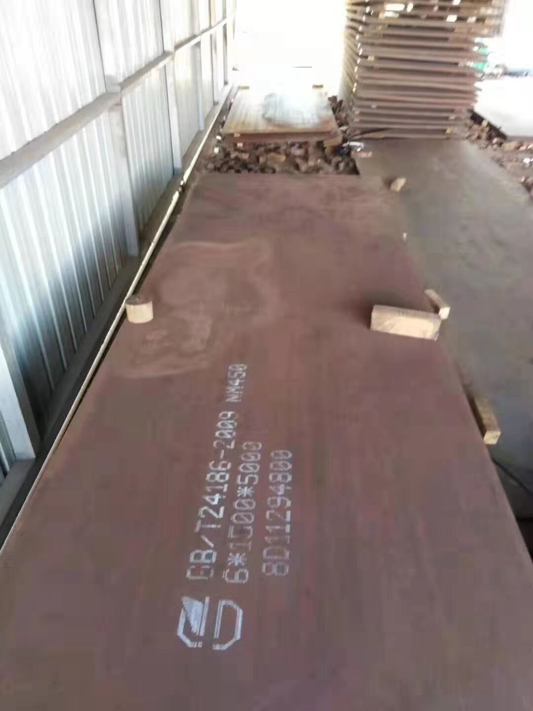 惠州nm450耐磨板現(xiàn)貨：價(jià)格趨強(qiáng)運(yùn)行比上周上漲40元/噸